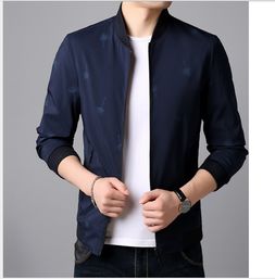 春秋新风尚 韩版修身印花棒球服与羊毛衫的完美搭配